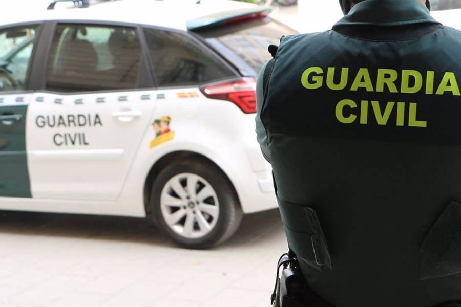 Imagen de un guardia civil de espaldas