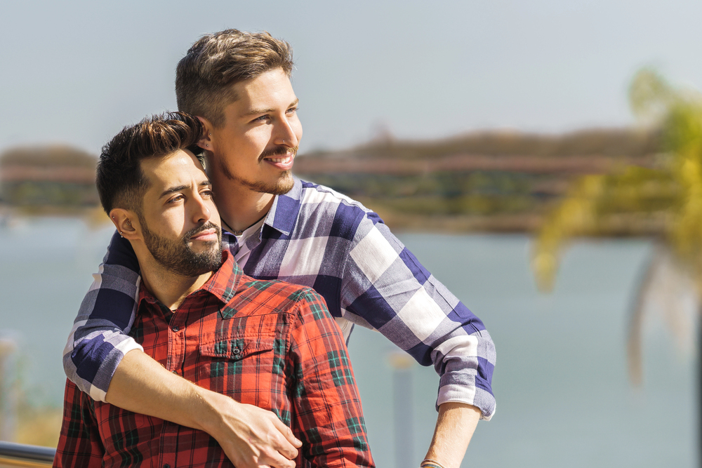 Pareja del mismo sexo caminando de la mano.