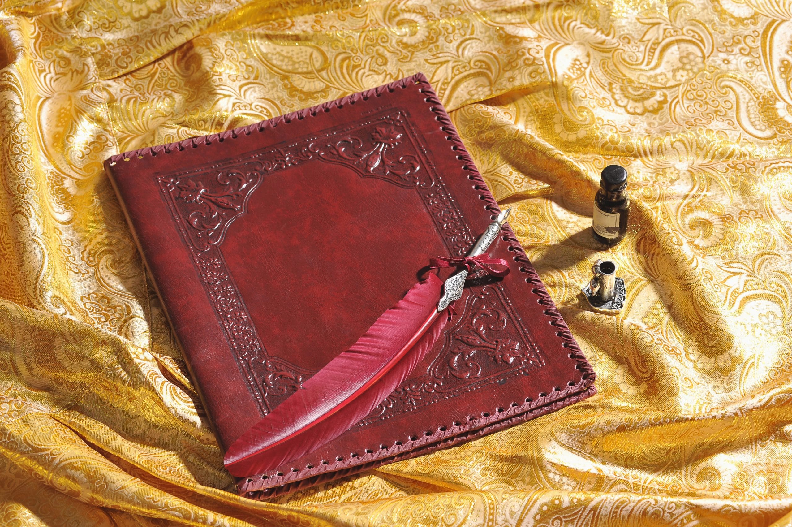 Cuaderno, pluma y tinta